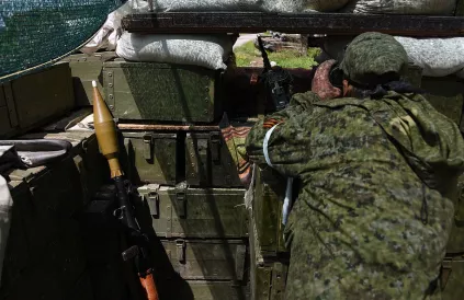 rebel in Donbass

Een rebel observeert posities van het Oekraïense leger, Oost-Oekraïne, 17 mei 2015 (Foto: Mstyslav Chernov, CC BY-SA 4.0)