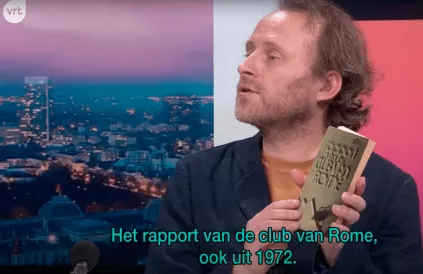 Geert Buelens over "wat we toen al wisten". Screenshot: Youtube VRTNWS
