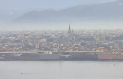 Smog boven Napels - de ERT wil gemeentelijke initiatieven voor zero-uitstoot verhinderen. Foto: Ivo Pop/shutterstock.com