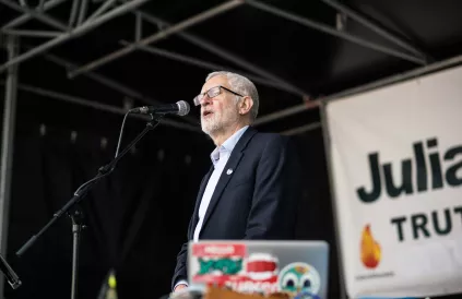 Jeremy Corbyn voor Assange, Muntplein in Brussel, 23 april. Foto: Malkia Mutiri