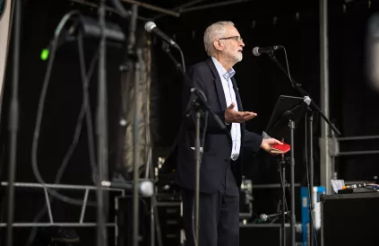 Jeremy Corbyn sprak voor Julian Assange op het Muntplein in Brussel (23 april 2022). Foto: Malkia Mutiri