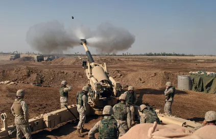 VS-houwitser in actie tegen de Iraakse stad Fallujah (2004). Foto: Samantha L. Jones/Public Domain