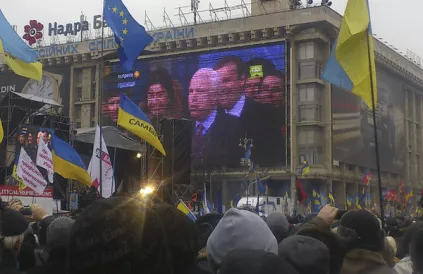 2013: John McCain, VS-senator, spreekt een betoging in Kiev toe. Foto: History News Network