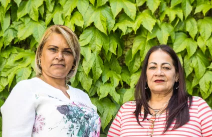 Verpleegster Maribel Chacón González en arts-interniste Nilda Corría López tonen wat Cubaanse solidariteit betekent; Foto: Malkia Mutiri