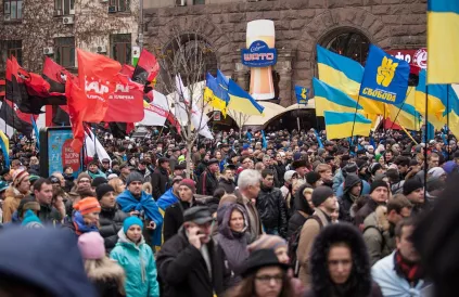 Bij de Euromaidanprotesten in 2013 werd ook de vlag van de OUN-B meegedragen. Beeld: Nessa Gnatoush CC BY 2.0