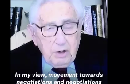 Henry Kissinger tot het Wereld Economisch Forum. Screenshot weforum.org