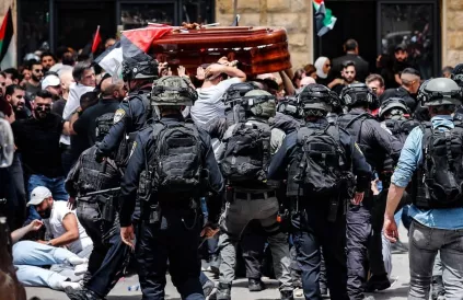 Bezettingstroepen vallen de begrafenisstoet aan van de recent door het Israëlische leger vermoorde Palestijns-Amerikaanse journaliste Shireen Abu Akleh. Foto: Osama Eid/Public Domain (mei 2022)