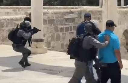 Provocaties van joodse fundamentalistische groeperingen onder bescherming van het Israëlisch leger aan de Al Aqsa moskee. Foto: screenshot vrt nu. 