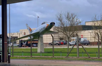 Ingang basis RAF Lakenheath in SUffolk, hoofdkwartier van de USAF in GB. Foto: Matt Kennard/Declassified UK