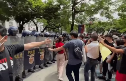 Straatprotest in de Filipijnen tegen de frauduleuze verkiezing van Ferdinand Marcos jr. Foto: screenshot vrt nws