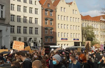 Protest in Gdansk tegen de Poolse abortuswet in 2020. Foto: Lukasz Katlewa, Wikimedia Commons / CC BY-SA 4.0 (More information about the rights of this work, see below article)