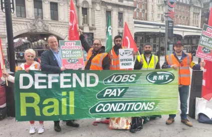 Stakingspost aan Victoria Station, Londen. Foto: RMT