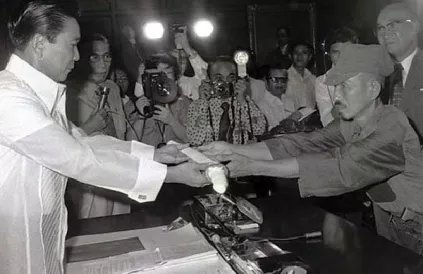 Op 11 maart 1972 schenkt Japans Luitenant Hiroo Onoda zijn zwaard aan Filipijns president Marcos. Foto: Malacañang Palace/Public Domain