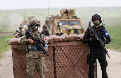 Turkse en Albanese militaire politie tijdens NAVO-oefening 'Steadfast Defender 2021' (Foto: NAVO - CC BY-NC-ND 2.0)