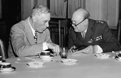 Roosevelt en Churchill in 1945. Foto: Public Domain (zie info onderaan artikel).