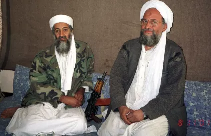 Ayman al-Zawahiri (r) in 2001 naast toenmalig leider van Al Qaida Osama Bin Laden. Foto: Hamid Mir/CC BY SA 3:0