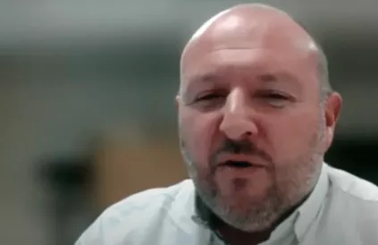 Koen De Mey (ACV-Transcom: "Onze spoormensen hebben een professionele fierheid om de beste dienst te verlenen." Screenshot YouTube DeWereldMorgen.be
