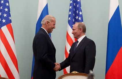 (Toen nog vice-president) Joe Biden ontmoet Vladimir Poetin. Foto: publiek domein