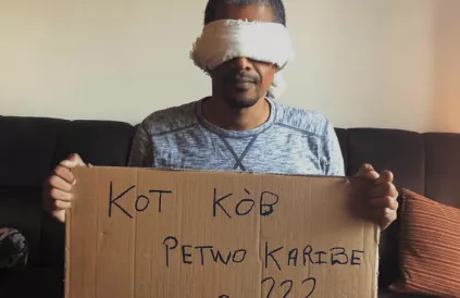 "Kot Kòb Petwo Karibe a???" (Waar is het PetroCaribe-geld gebleven?). Foto: Gilbert Mirambeau Jr