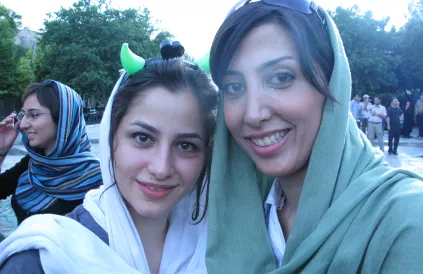 Twee Iraanse vrouwen op een betoging in 2009. Foto: BBC World Service, Flickr / CC BY-NC 2.0