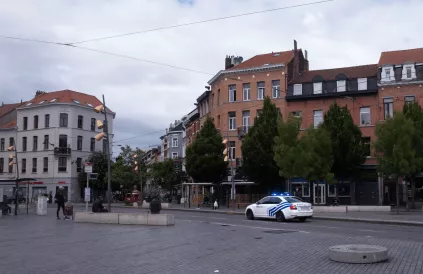 Het Raadsplein in Anderlecht, waar de politieachtervolging van Adil en zijn vriend begon. Foto: Stef Arends