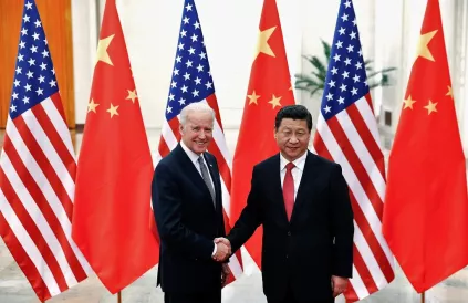Xi en Biden schudden elkaar de hand, Beijing 2013. Foto: Lintao Zhang, Flickr / Lintao Zhang