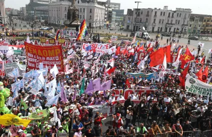 Vakbondsconcentratie op 1 mei 2022 voor het presidentieel paleis in Lima. Foto: Kabinet van de president van Peru, Flickr / CC BY-NC-SA 2.0