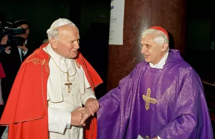 Paus Johannes Paulus II (links) en kardinaal Joseph Ratzinger (rechts). Foto: Levan Ramishvili, Flickr / Public Domain Mark 1.0