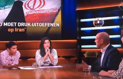 Links: Presentatrice Natasja Gibbs. Rechts: toenmalig ChristenUnie-voorman Gert-Jan Segers. Foto: Screenshot Op1-uitzending op 6 januari 2023