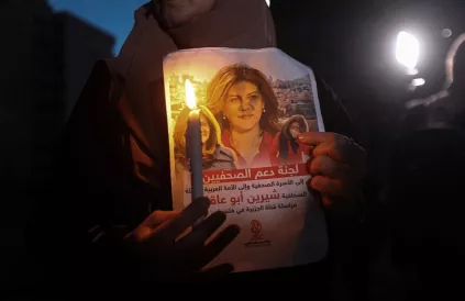 Journalisten aller landen, de moord op uw collega  Shireen Abu Akleh is nog steeds ongestraft. Foto: Mohammed Zaanoun/Active Stills 