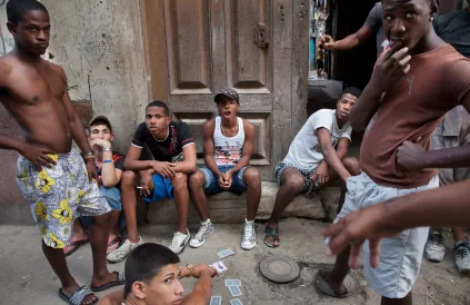 Jongeren in Havana. Foto: Jorge Royan, Wikimedia Commons / CC BY-SA 3.0