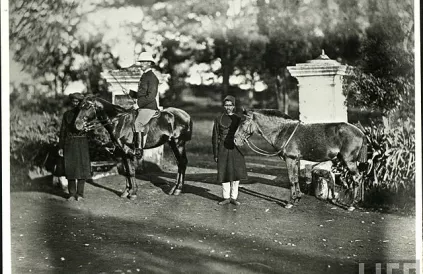 Brit op een paard in Koloniaal India. Foto: publiek domein.