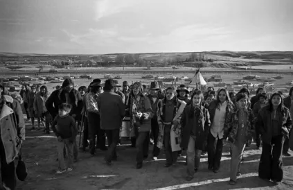 Met een stoet naar de begraafplaats van de slachtoffers van 1890 op 27 februari 1973 begon de bezetting van Wounded Knee. Foto: Owen Luck/zinnedproject.org/