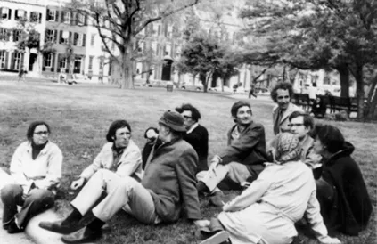 Noam Chomsky (2de rechts) in 1971 met links naast hem Daniel Ellsberg, klokkenluider van de Pentagon Papers,  en historicus Howard Zinn, auteur van 'Geschiedenis van het Amerikaanse volk'. Foto: howardzinn.org
