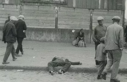 Een uitgeputte man ligt op sterven in de straten van Kharkov, 1932. Foto: Alexander Wienerberger/Public Domain
