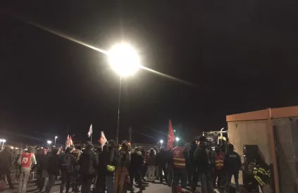 Vuilnisophalers blokkeren de toegang tot hun depot in Toulouse. Twitter: @RevPermanente