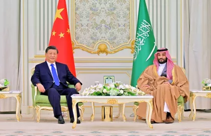 Overleg tussen de Chinese president Xi Jinping en de Saoedische kroonprins bin Salman Al Saud op 8 december 2022 in Saoedi-Arabië. Foto: Xinhua/Yue Yuewei. Disclaimer, zie onderaan artikel 