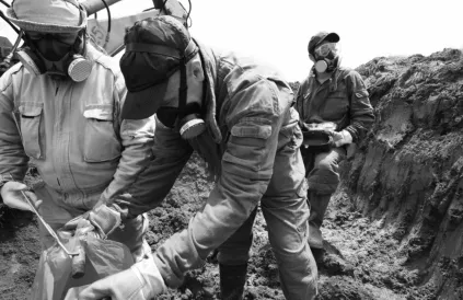 Foto/ Balkan war: Serbian decontamination team removing the ‘jacket’ of a 30mm DU round at Borovac in 2007. Contaminated materials and soil from the site were removed to the Vinca Nuclear Institute near Belgrade for vacuum packing and indefinite stora