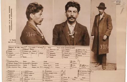 Amper 25 jaar later is deze rafelige door de Tsaristische geheime politie vervolgde jongeman de grote  Sovjetleider tijdens de terreur van 1937. Foto: Public Domain