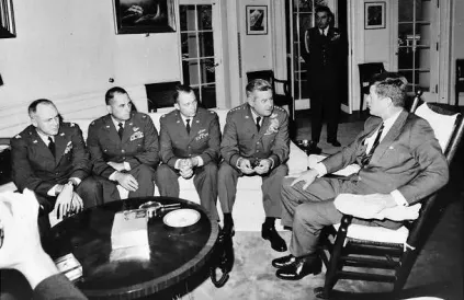 President Kennedy (r) overlegt met zijn legerstaf. Foto: Public Domain