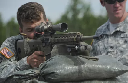 Een Amerikaans soldaat in opleiding oefent met het Semi-Automatic Sniper System (SASS) in Alaska. Foto: Joe Haupt, Flickr 