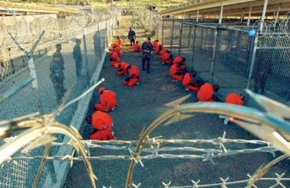 Gevangenen op de VS basis in Guantánamo (Cuba). Foto: T. McCoy, U.S. Navy, Wikimedia Commons / Public Domain