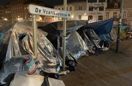 Tenten van vluchtelingen aan het kanaal in Brussel in februari 2023. Foto: Helenka Spanjer