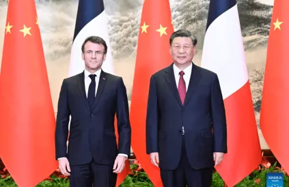 Xi Jinping en Emmanuel Macron in de Grote Hal van het Volk in Peking, 6 april 2023. Foto: Xinhua. More information about the rights of this work, see below article.