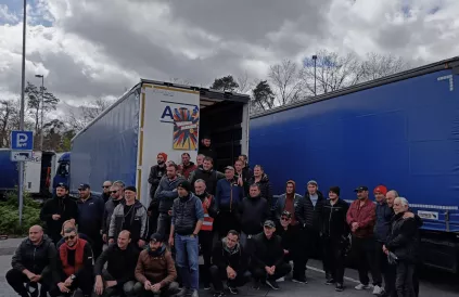 De truckers blijven eensgezind in hun strijd voor allen. Foto: Twitter @FaireMobilitaet
