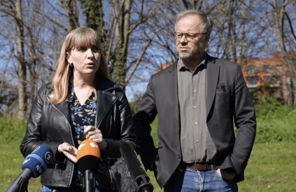 Rebecca Vincent (l) en Christoph Deloire van Reporters Without Borders kregen geen toegang tot Julian Assange. Geen nieuws... Foto: Noemie Bonnafous/RSF