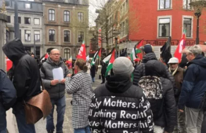 Enkele honderden pro-Palestijnse mensen kwamen de motie voor het stadhuis van Luik toejuichen. Foto: europalestine.com