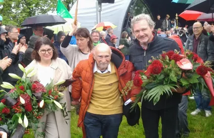 Marie-Hélène Ska (Algemeen Secretaris ACV, links), Holocaustoverlever Simon Gronowski, Thierry Bodson (Voorzitter ABVV, rechts) op de herdenking van 8 mei in Breendonk