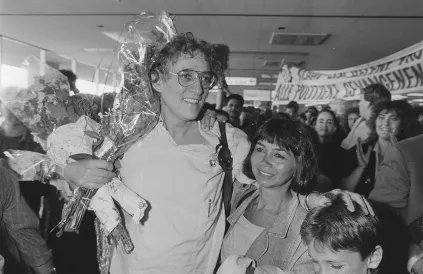 Op 8 september 1987 keerde Klaas de Jonge na twee jaar ballingschap terug naar Nederland. Foto: Rob Croes/Anefo/Public Domain