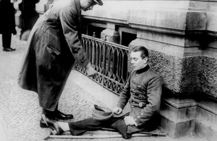 WOI-invalide bedelt op straat in Berlijn in 1923. Foto: Bundesarchiv/CC BY-SA 3:0